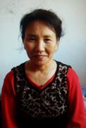 '图1:姜晓艳摄于二零一七年二月家中。'