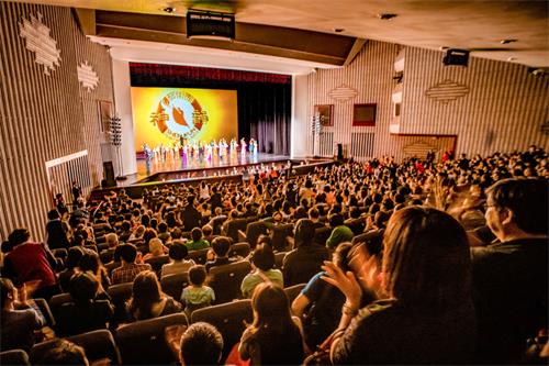 图2:二零一九年四月三日晚间,神韵世界艺术团在高雄市文化中心举行全台首场演出,谢幕时爆满观众报以热烈掌声,感谢神韵艺术家们精彩演出。