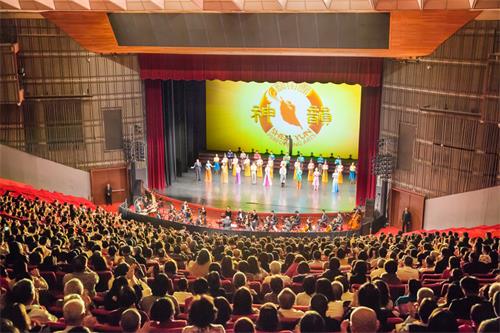 图3:二零一九年四月十五日晚上,神韵世界艺术团在台北国父纪念馆的最后一场演出,演员谢幕时,全场观众报以热烈掌声。