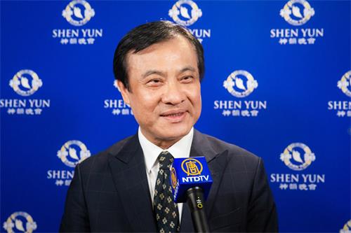 图4:中华民国立法院长苏嘉全四月十日下午观赏神韵演出后,开怀地说,整整补充了两个小时的正向能量。
