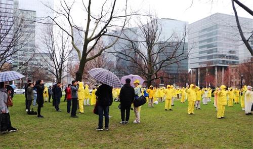 '图2:想学炼法轮功的民众冒雨参加。'