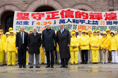 '图3:四位长期支持法轮功学员的加拿大政要到集会现场发言支持,后面是46位二十年前四·二五的亲历者。'