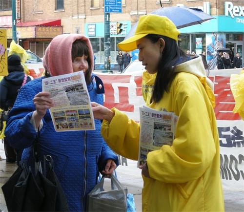 '图9:多伦多居民Essie女士(左)'