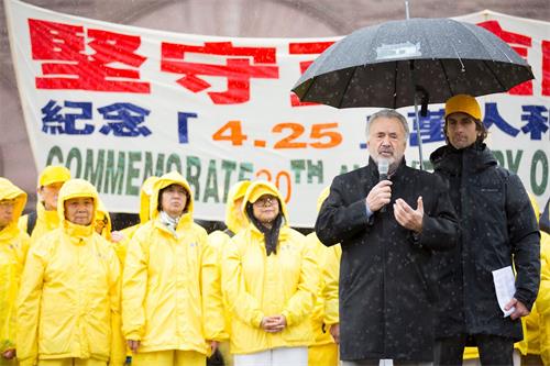 '图7:迪尼诺转身对前面的现场听众说:“他们是英雄。”'