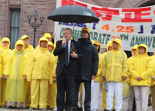 '图9:世界民主自由联盟 - 海外发展委员会委员邢增辉冒雨来支持当天的活动。'