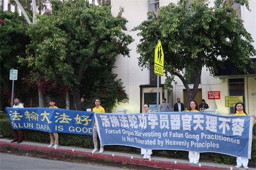 '图3~5:大洛杉矶地区部份法轮功学员,陆续从各地赴中领馆举办纪念活动'