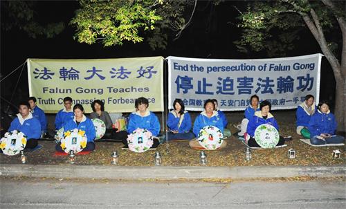 图:堪培拉法轮功学员在中使馆前举行集会和烛光悼念活动,纪念“四·二五”和平上访二十周年和二十年来因中共迫害而失去生命的大法弟子。