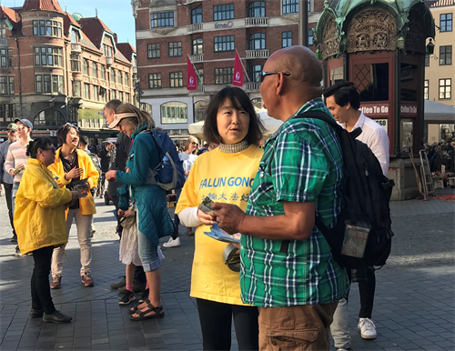 图3:来自丹麦自治领域格陵兰岛的一位先生,与学员交谈一个多小时。他觉得自己寻求了一生的,就是法轮大法。