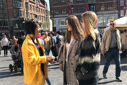 图4:两位在大学就读的年轻女士,听到学员告诉她们法轮大法真相后说,在课堂上,高校学生们也在主动关注、聚焦、讨论中共渗透的问题,人们开始对中共的行径已经有所警觉了。
