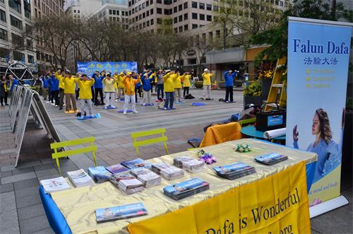 图:二零一九年四月二十日,法轮功学员在西雅图西湖公园(Westlake Park)集会,纪念“四·二五”法轮功和平上访二十周年。