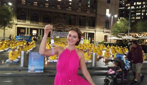 '图6:苏菲亚(Sofia Fominova)表示:法轮大法“真、善、忍”是普世真理,对我们来说非常重要,如果可能我很想和他们一直坐在一起'