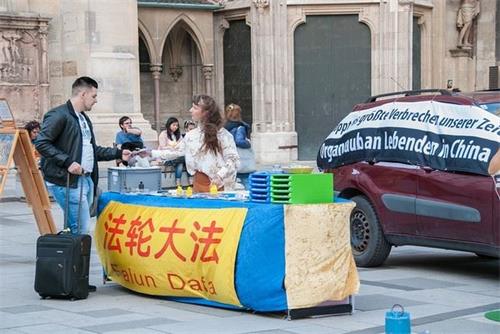 '图7:雷娜特(Renate)正在向世人讲真相'