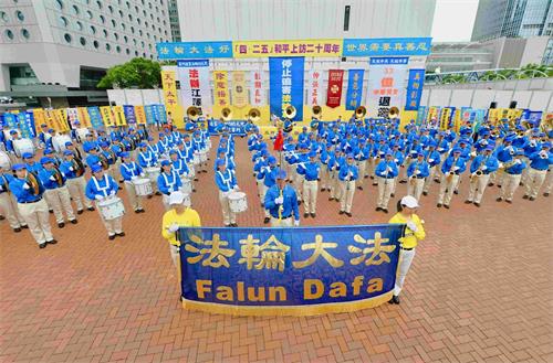 '图2:天国乐团在香港纪念“四·二五”二十周年集会上奏乐。'
