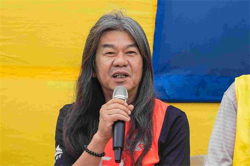 '图4:香港前立法会议员梁国雄支持法轮功学员反迫害。'