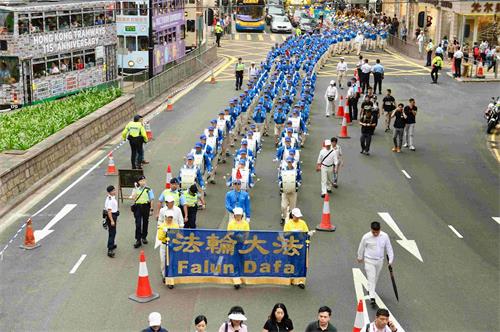 '图5:在天国乐团领头下,游行队伍在港岛市区行进。'