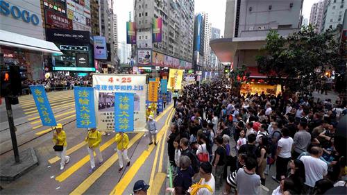 '图6:纪念“四·二五”二十周年的反迫害游行,沿途吸引许多民众观看。'