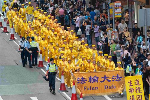 '图8:腰鼓队在港岛区闹市行进。'
