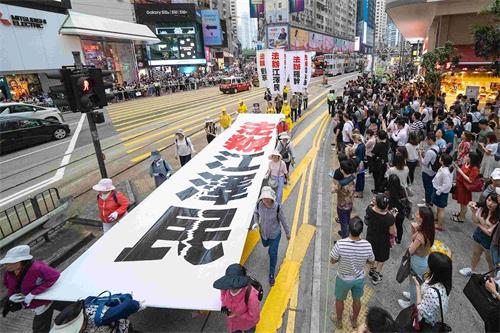 '图10:法轮功学员要求法办迫害元凶江泽民。'