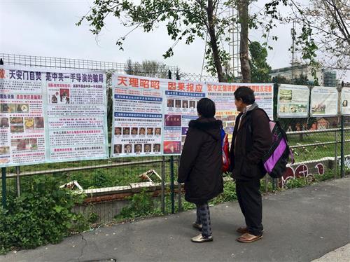 '图3:华人阅读中领馆前悬挂的真相横幅'