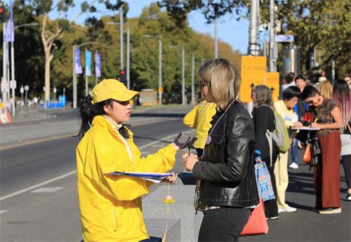 '图3~5:了解真相的人们签名支持法轮功学员和平反迫害。'