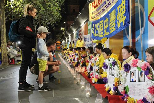 '图8~9:过往民众正在了解真相。'