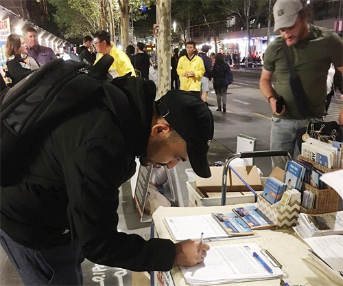 '图10~13:了解真相的民众纷纷签名支持法轮功学员制止迫害。'
