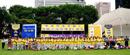 '图1:二零一九年五月八日下午,新加坡法轮功学员在芳林公园举办活动庆祝“513世界法轮大法日”。图为学员们虔敬合十恭祝李洪志师尊六十八岁华诞。'