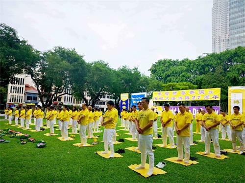 '图2~4:二零一九年五月八日下午,新加坡法轮功学员在芳林公园举办活动庆祝“513世界法轮大法日”。图为学员们在演示五套功法。'