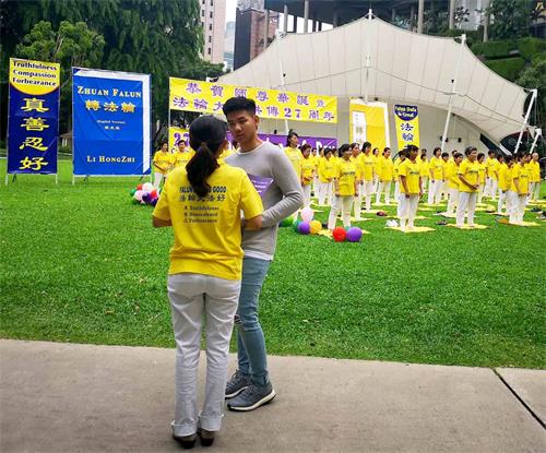 '图5~7:人们停下脚步,了解法轮功真相。'