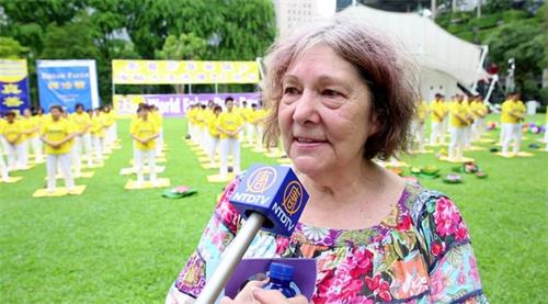 '图8:住在澳洲布里斯本的加拿大人Renee被法轮功学员的炼功场面深深打动。'