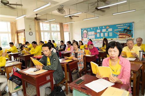 '图2:庆祝和迎接“世界法轮大法日”的到来,高雄部份法轮功学员五月五日上午在桥头国中集体学法,修好自己以报师恩。'