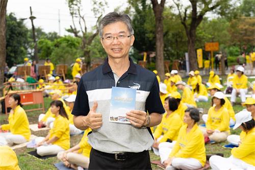 '图4:在政府部门多年从政的吴进兴区长说:“现在每看一遍《转法轮》,体会都不同,越看越爱看,爱不释手。”'