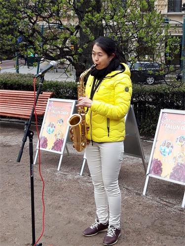 '图2~4:芬兰法轮功学员在芬兰海滨公园庆祝世界法轮大法日。'