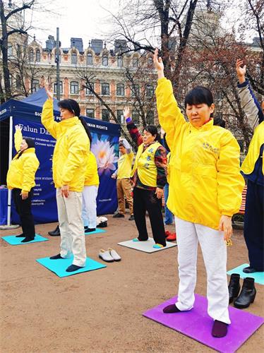 '图5:法轮功学员功法演示'