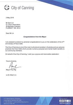 '图1:西澳洲坎宁市(City of Canning)市长黄保罗(Paul Ng)祝贺法轮大法洪传二十七周年。'