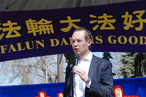 '图3:国会议员Michael Cooper:真、善、忍的价值将永世长存'
