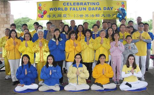 '图4:达拉斯-沃斯堡地区的法轮功学员一起恭祝师父生日快乐!'