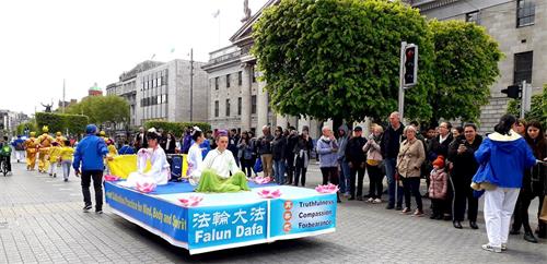 '图1~5:爱尔兰法轮功学员都柏林市中心游行,庆祝世界法轮大法日。'