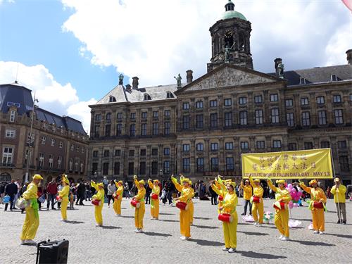 图1~4:荷兰法轮功学员在首都阿姆斯特丹(Amsterdam)著名的旅游胜地达姆(Dam)广场举办活动,庆祝世界法轮大法日。