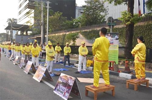图1: 法轮功学员集体炼功,展示功法,庆祝法轮大法日。
