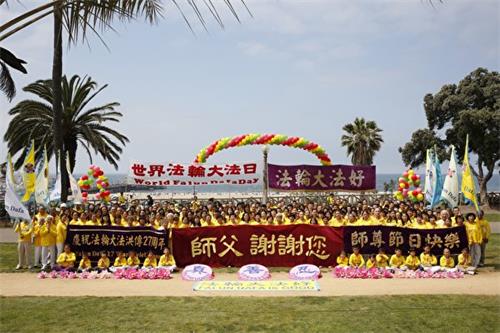 图1:二零一九年五月十二日,部分洛杉矶法轮功学员在圣莫妮卡码头祝法轮功创始人李洪志师父生日快乐。