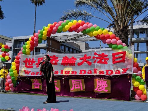 图3~5:洛杉矶法轮大法学员们载歌载舞庆祝“世界法轮大法日”,法轮大法弘传二十七年暨法轮功创始人李洪志师父六十八岁华诞。