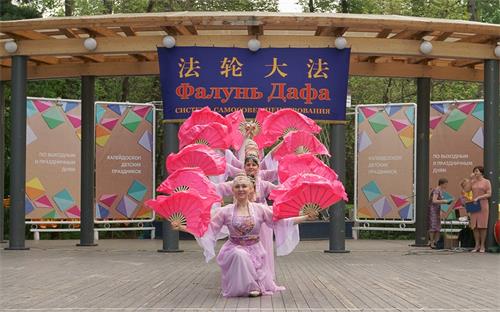 图2: 在公园舞台上的舞蹈表演