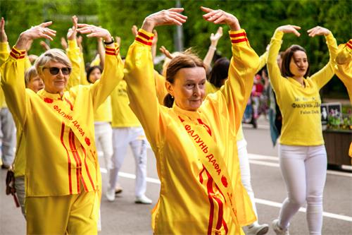 图10: 在莫斯科素科尔尼基公园(Sokolniki park)法轮功学员功法展示