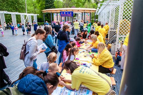 图19:法轮功学员在莫斯科素科尔尼基公园(Sokolniki park)举行欢庆世界法轮大法日活动