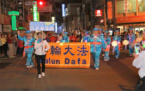 图1~4:二零一九年五月十一日,苗栗法轮功学员所组成的腰鼓队应邀参加台湾苗栗县头份市年度盛事“头份四月八”精彩汇客庄踩街活动,受到两旁居民及游客连声称赞。
