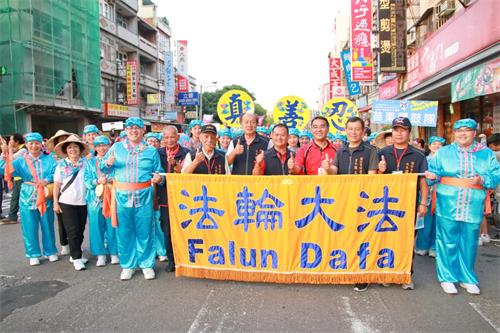 图8~9:苗栗县议会议长钟东锦助理、头份市民代表会副主席白珠珍、及头份市多位代表及里长,纷纷与苗栗腰鼓队开心比“赞”合影。