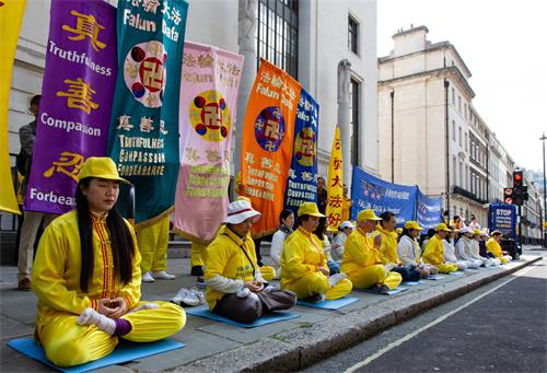 图1~2:五月十一日晨,部分英国法轮功学员在伦敦中共使馆前集体炼功、发正念,抗议迫害。