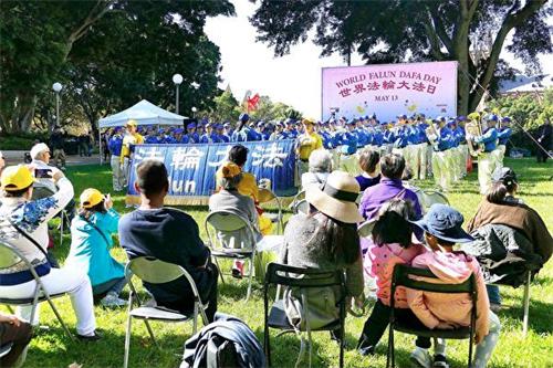 '图1~3:五月十一日,悉尼法轮功学员在市中心海德公园举行“世界法轮大法日”庆祝活动。'