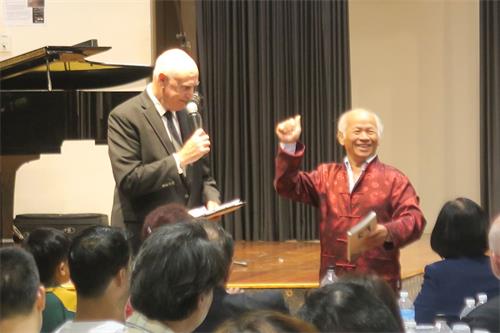 '图7:五月三日在北莱德(North Ryde )社区中心庆祝法轮大法日活动时武术世家威廉姆(William Ho)师傅在发言'
